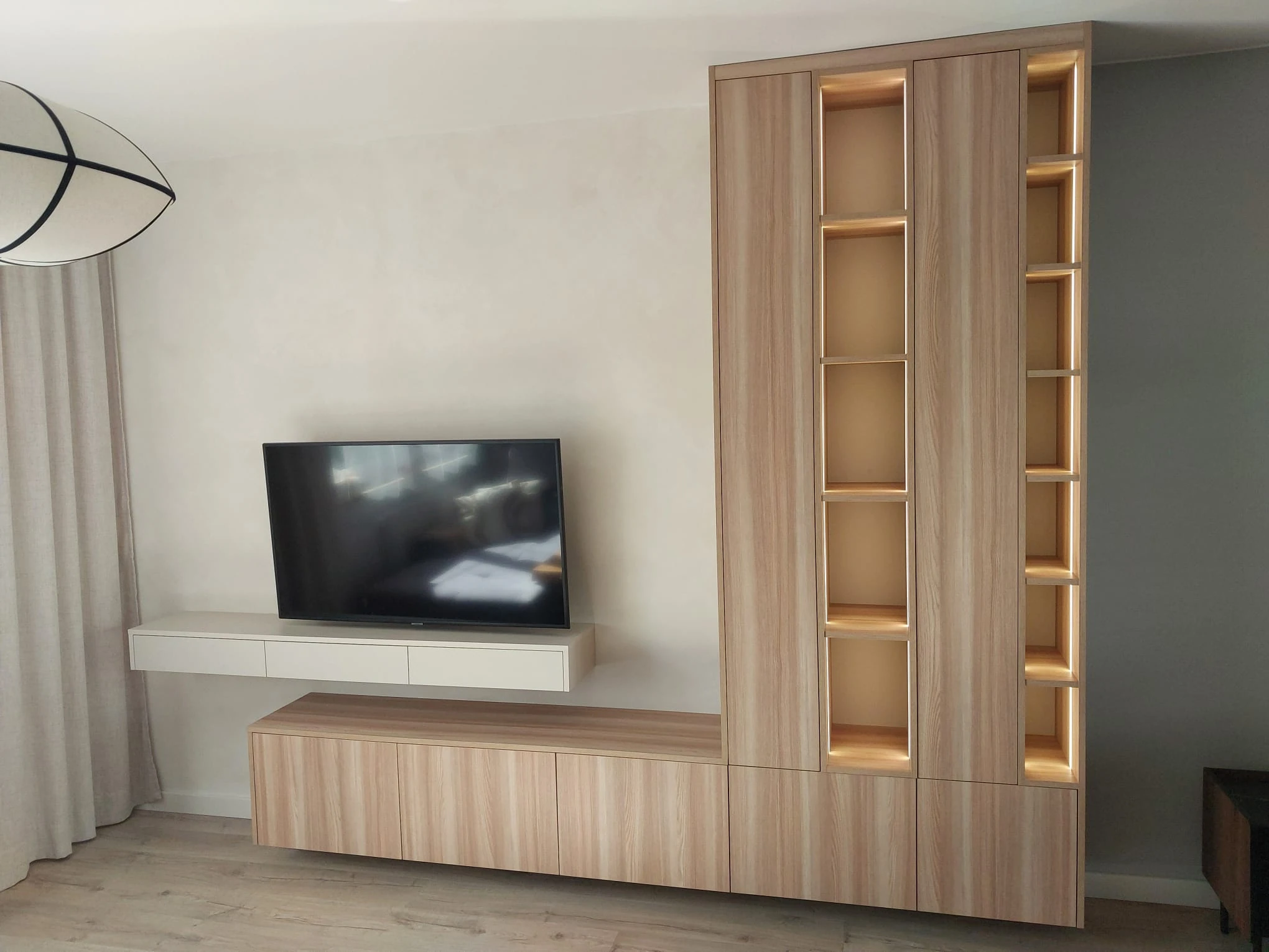 Salon z drewnianą zabudową
